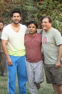 Aftab and Manoj Joshi at B'day party of Rajpal Yadav at location of movie 'Bin Bulaye Baarat'