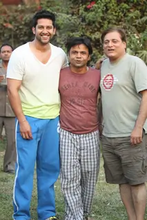 Aftab and Manoj Joshi at B'day party of Rajpal Yadav at location of movie 'Bin Bulaye Baarat'