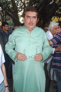 Raza Murad at Navin Nischol funeral at Santacruz. .