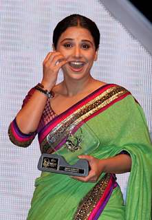 Vidya Balan honoured at FICCI Frames Excellence Honours 2011