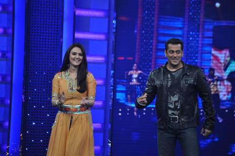 Preity and Salman on the sets of Guinness World Records at RK Studios