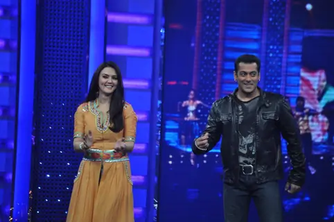 Preity and Salman on the sets of Guinness World Records at RK Studios