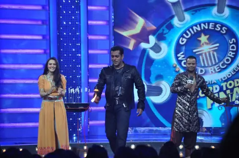 Preity and Salman on the sets of Guinness World Records at RK Studios