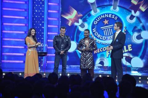 Preity and Salman on the sets of Guinness World Records at RK Studios