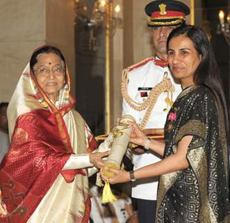 The President, Pratibha Devisingh Patil presenting the Padma Bhushan Award to  Chanda Kochhar, at an Investiture Ceremony II, at Rashtrapati Bhavan, in New Delhi