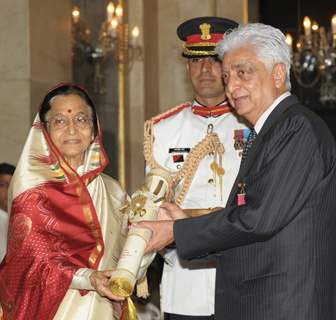 The President, Pratibha Devisingh Patil presenting the Padma Vibhushan Award to Azim Premji, at an Investiture Ceremony II, at Rashtrapati Bhavan, in New Delhi