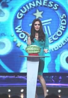 Preity Zinta as a host in Guinness World Records - Ab India Todega