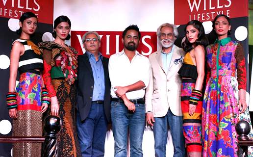 Designer Sabyasachi Mukherjee, FDCI President Suneel Sethi and ITC's  Atul Chand with models, at the Wills Lifestyle Grand Finale collection preview in New Delhi on Mon 5 April 2011. .