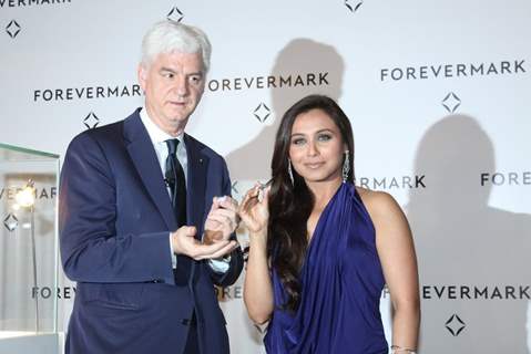 Rani Mukherjee at unveling YIn Yang world largest identival Diamond pair by Forevermark in Mumbai