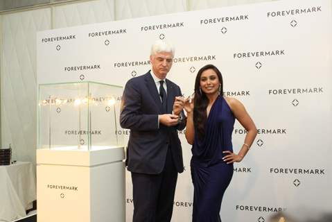 Rani Mukherjee at unveling YIn Yang world largest identival Diamond pair by Forevermark in Mumbai