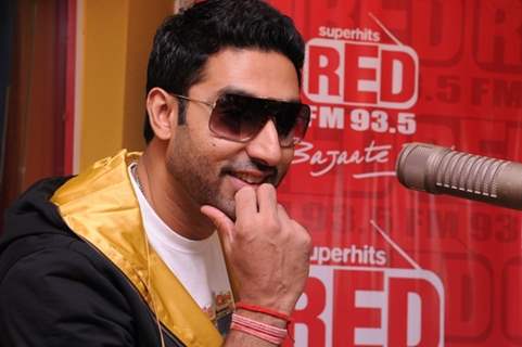 Abhishek Bachchan sing the song ‘Thayn Thayn’ LIVE on RED FM