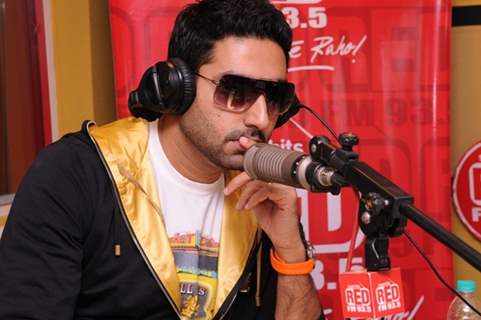 Abhishek Bachchan sing the song ‘Thayn Thayn’ LIVE on RED FM