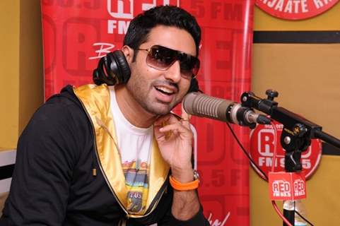 Abhishek Bachchan sing the song ‘Thayn Thayn’ LIVE on RED FM