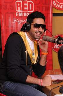 Abhishek Bachchan sing the song ‘Thayn Thayn’ LIVE on RED FM