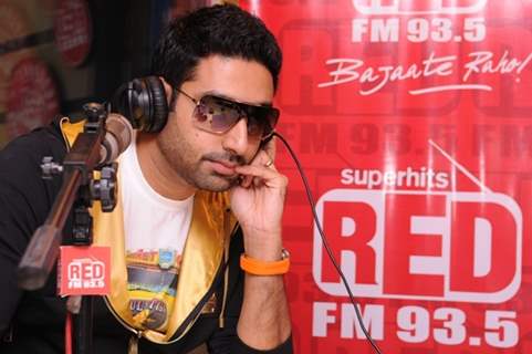 Abhishek Bachchan sing the song ‘Thayn Thayn’ LIVE on RED FM