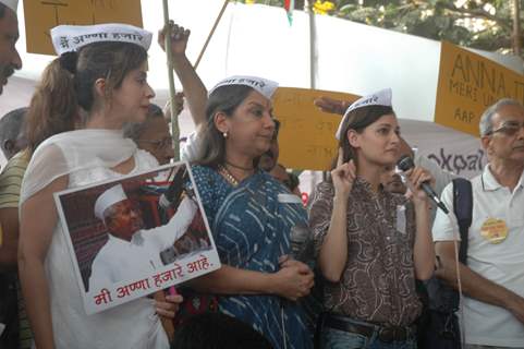 Dia Mirza, Urmila Matondkar and Shabana Azmi support Anna Hazare movement at Azad maidan in Mumbai on Friday Night. .