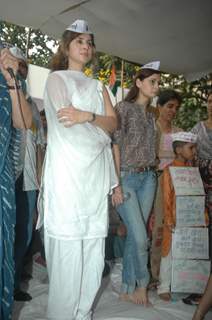 Dia Mirza, Urmila Matondkar and Shabana Azmi support Anna Hazare movement at Azad maidan in Mumbai on Friday Night. .