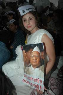 Urmila Matondkar support Anna Hazare movement at Azad maidan in Mumbai on Friday Night. .