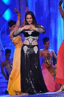 Sonakshi at the Pantaloons Femina Miss India 2011 Finale, Mehboob Studio