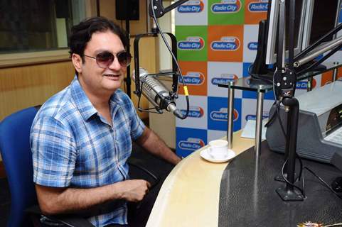 Vinay Pathak at Radiocity to promote 'Chalo Dilli'. .