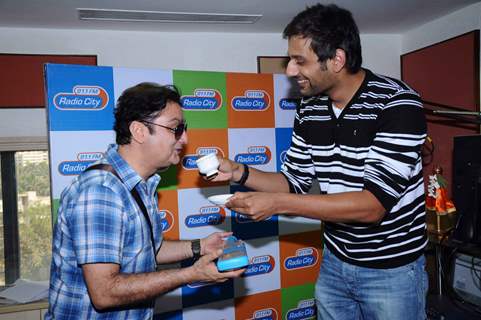 Vinay Pathak at Radiocity to promote 'Chalo Dilli'. .