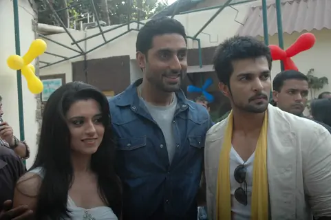 Abhishek Bachchan promotes GAME with RaQesh and Ridhi Dum Maro Dum on the sets of Maryada Juhu