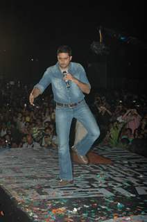 Abhishek Bachchan of Dum Maro Dum promote the film at No Smoking Concert Chitrakoot Ground