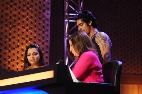 A contestant takes advise from Vaibhavi & Farah post performance