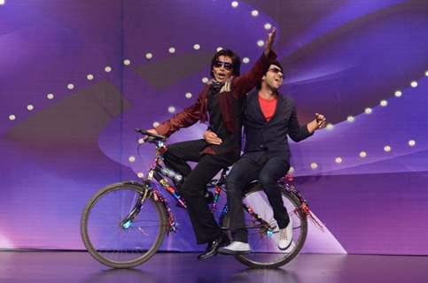 Ayushman enjoys a bicycle ride with a contestant while he performs at the JUST DANCE Mumbai Audition