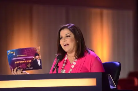 Farah Khan shows the certificate that the winners of the auditions are entitled to win