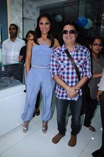 Lara Dutta and Vinay Pathak promotes 'Chalo Dilli' with Asmi Diamonds at Atria Mall. .