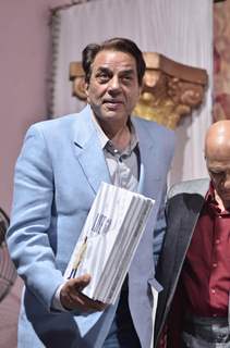 Dharmendra launches Ali Peter's book on his 60th Birthday at PL Deshpande Hall. .