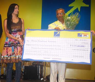 Shweta Tiwari at felicitation of jackpot winners of Playwin