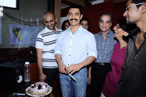 Aamir visits Mumbai Jaago 90.8 community radio station at Bandra. .