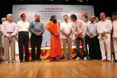 Vivek and Suresh Oberoi at Yogi Rishi Swami Ramdev interaction on the subject of Enrichment of Life