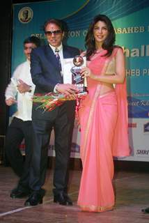 Dharmendra and Priyanka Chopra at Dada Saheb Phalke Awards