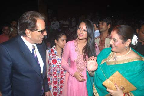 Dharmendra, Sonakshi and Poonam Sinha at Dada Saheb Phalke Awards