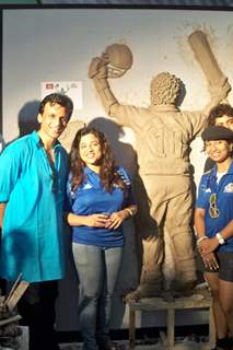 Abhijeet Sawant at Clay Sculpture of Sachin Tendulkar made by Vivek Sonawane at Oberoi Mall, Mumbai