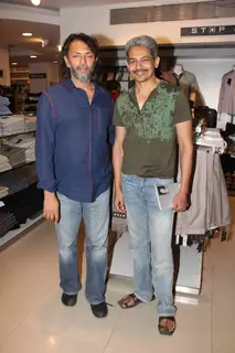 Atul Kulkarni and Rakeysh Omprakash Mehra at Nalini Dutta book 'Katra Katra Zindgi' launch at crossw