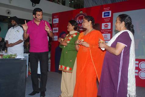 Sanjeev Kapoor cooked live at Oberoi Mall