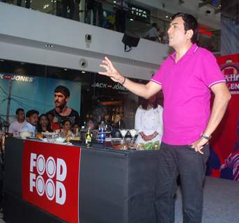 Sanjeev Kapoor cooked live at Oberoi Mall