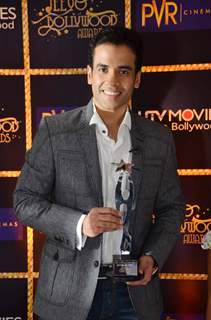 Tusshar Kapoor wins Best Actor in a comic role at the 1st Jeeyo Bollywood Awards