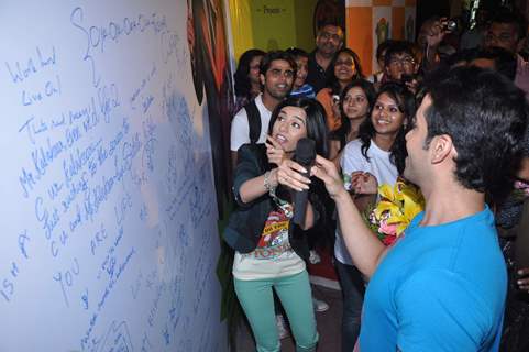 Tusshar and Amrita visit Growel Mall at Kandivli. .