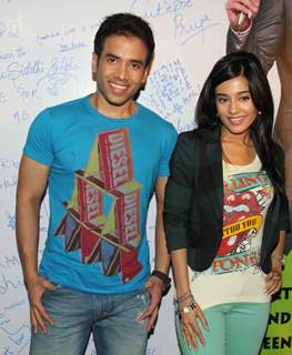 Tusshar Kapoor and Amrita Rao promotes Love U... Mr. Kalakaar! at Growel Mall at Kandivli