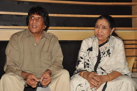 Veteran singer Asha Bhosle records for