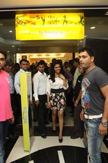 Asin promotes 'Ready' movie at Provogue store