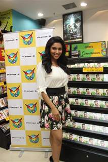 Asin promotes 'Ready' movie at Provogue store