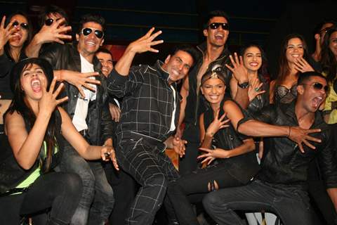 Akshay Kumar with contestants at Fear Factor Khatron Ke Khiladi Season 4