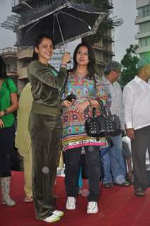 Poonam Dhillon and Eesha Kopikar at Asif Bhamla's World Environment Day awareness program, Otters Cl