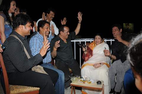 Lata Mangeshkar with CID Team